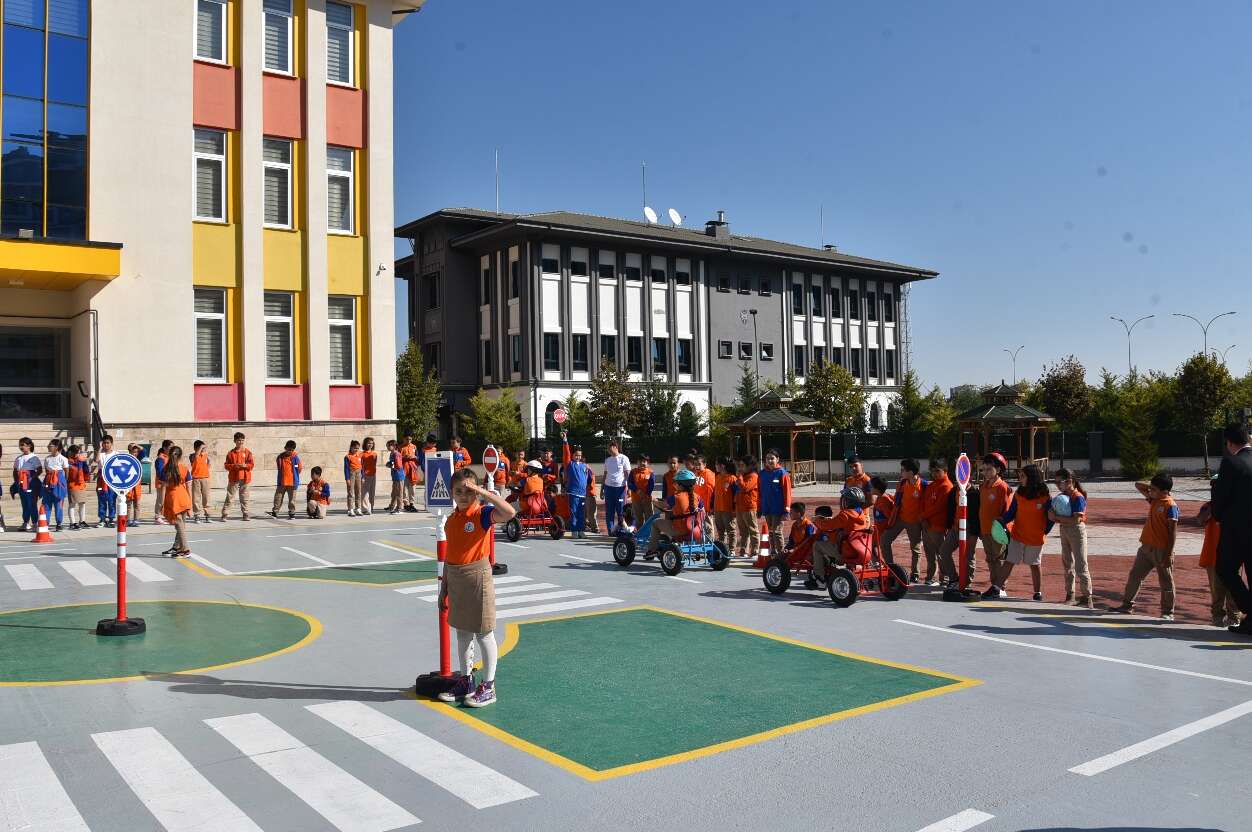 Minikler Konya’da trafiği yaşayarak öğrenecek 8